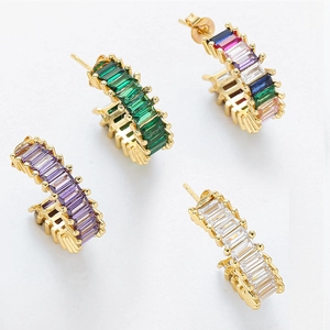 Créoles en C plaquées or avec des pierres de zircon colorées taille baguette