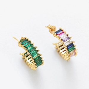 Gros plan détaillé de boucles d'oreilles en C plaquées or avec zircons baguette colorés