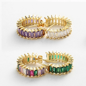 Détails des créoles dorées en C serties de zircons multicolores de taille baguette