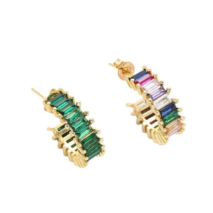Boucles d'oreilles créoles C dorées irrégulières avec zircons émeraude et arc-en-ciel