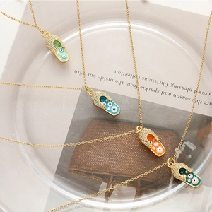 Vue détaillée de quatre colliers capsule avec émail œil porte-bonheur et pavé de cristaux