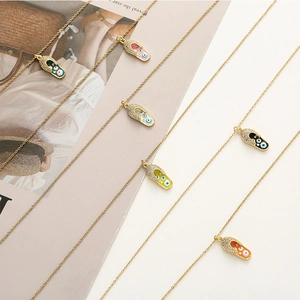 Détails de pendentifs tongs colorés avec œil protecteur sur des colliers dorés fins