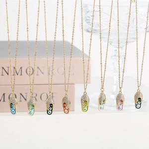 Détails de huit pendentifs pantoufles mauvais œil en émail coloré sur colliers dorés