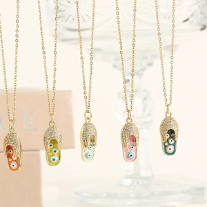 Pendentifs tongs œil du diable colorés sur colliers dorés avec émail et zircons