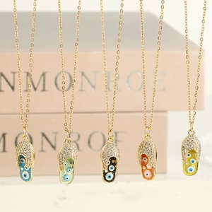 Détail des colliers tong avec motif œil maléfique en plusieurs couleurs sur coffret