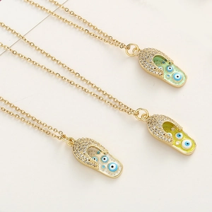 Détails de trois pendentifs tongs œil de protection avec émail coloré et zircons