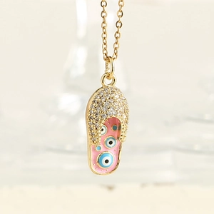 Collier doré avec pendentif tong en émail rose et motifs œil porte-bonheur sur chaîne