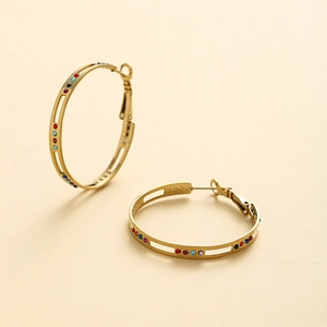 Boucles d'oreilles créoles rétro en acier doré avec cristaux colorés et ajourés