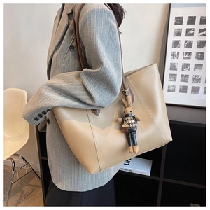 Détail du sac cabas abricot avec bandoulières marron et breloque lapin mignonne