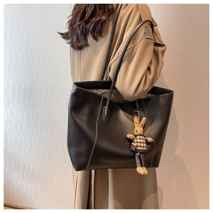 Détail du grand sac cabas noir avec coutures blanches et porte-clé lapin mignon