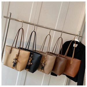Détail de grands sacs fourre-tout vintage disponibles en cinq tons de terre variés