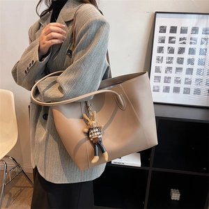 Grand sac cabas kaki vintage avec pendentif lapin mignon pour un style de shopping chic