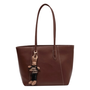 Sac cabas vintage en cuir marron avec surpiqûres contrastées et breloque lapin