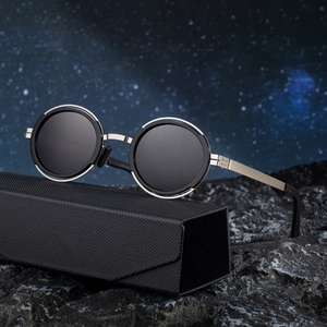 Lunettes de soleil rondes polarisées avec monture argentée sur fond étoilé