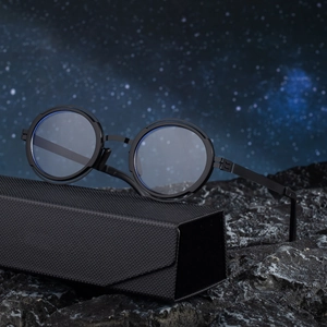 Lunettes de soleil rondes polarisées noires avec étui sur un décor de science-fiction