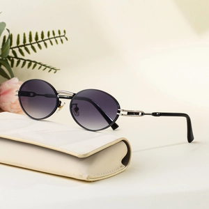 Fashionable oval gradient sunglasses with silver metal frame and beige leather case