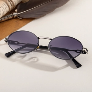 Fashionable oval vintage sunglasses with gradient lenses and elegant black glossy temples