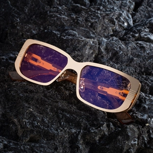 Kleine Retro Punk Sonnenbrille mit goldfarbenem Metallrahmen und blau-violettem Verlauf