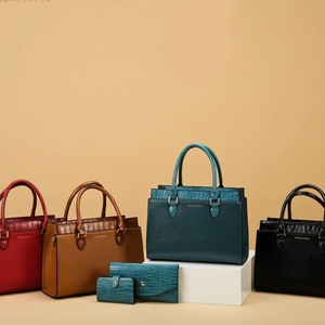 Three-piece tote bag set with crocodile texture in four colors and fashion lettering