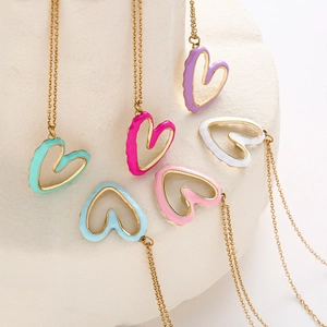 Irregular heart oil drip pendant necklace set with colorful enamel in gold finish