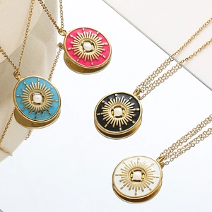 Détails des pendentifs soleil en émail coloré avec perle sur chaîne dorée