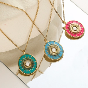 Trois colliers pendentif soleil en émail doré avec perles en bleu et rose