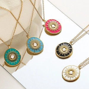 Collier bohème avec pendentif soleil doré et incrustation en émail de cinq couleurs