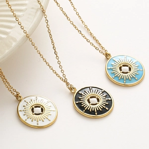 Colliers bohèmes avec pendentif soleil émaillé en blanc, noir et bleu sur chaînes