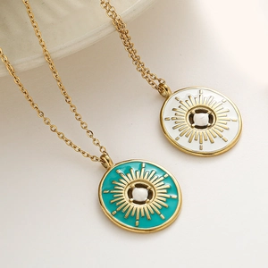Colliers médaillon vintage soleil avec pendentifs en émail turquoise et blanc