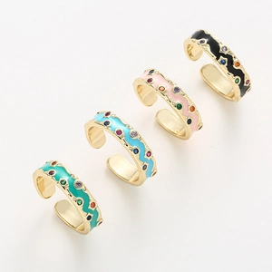 Vue détaillée des bagues à vagues en émail coloré avec incrustations de zircons multicolores