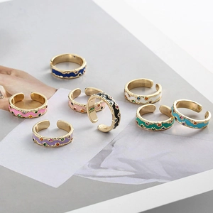 Ensemble de bagues dorées ajustables avec émail ondulé coloré et accents de cristaux
