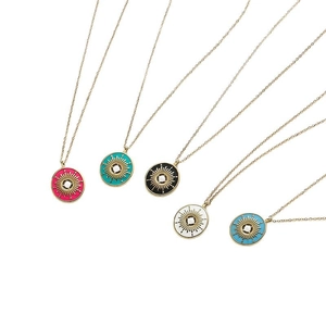 Lot de 5 colliers avec pendentifs soleil en émail coloré sur chaînes dorées