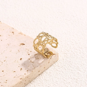 Bague géométrique ajourée rétro en acier inoxydable plaqué or 18K sur socle en pierre