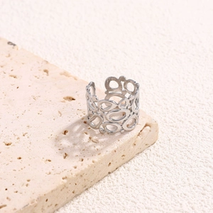 Bague ouverte vintage géométrique argentée avec motif ovale ajouré de style minimaliste