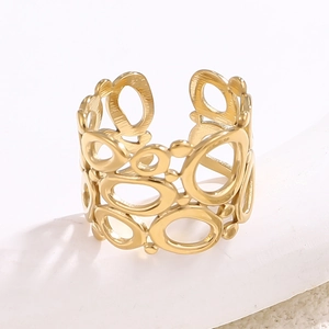Détail de la bague en maille plaquée or 18K avec motifs en treillis ajourés ovales