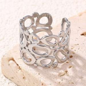 Bague large argentée géométrique évidée avec découpes abstraites sur base en pierre