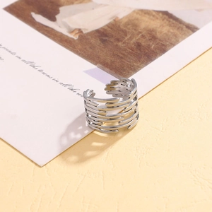 Bague ouverte argentée en acier inoxydable avec design multicouche irrégulier et moderne