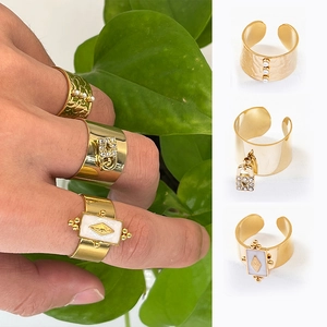 Vue détaillée de l'ensemble de trois bagues dorées avec perles et charms cadenas en cristal