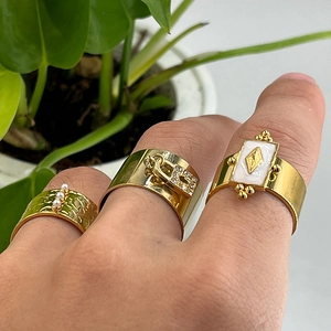 Détails de bagues dorées vintage avec perles, pendentif cadenas et émail blanc