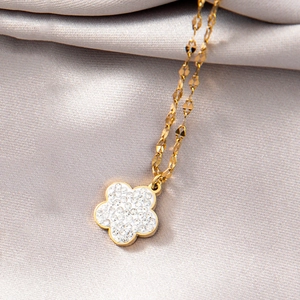 Élégant collier doré avec pendentif fleur à cinq pétales orné de cristaux brillants