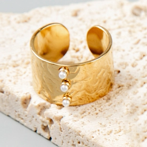 Bague large martelée dorée avec trois perles verticales sur socle en pierre