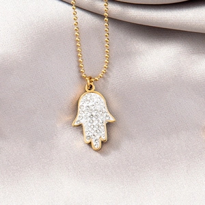 Collier pendentif main de Hamsa doré avec émail blanc et pavé de cristaux brillants