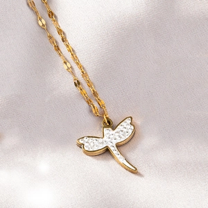 Collier avec pendentif libellule dorée, ailes émaillées blanches et strass brillants