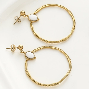 Pendientes de aro dorados vintage con piedra blanca y diseño de borde perlado