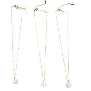 Trois colliers dorés avec pendentifs fleurs, papillons et ronds en cristaux