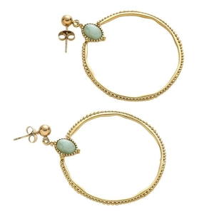 Pendientes de aro geométricos dorados con piedras ovaladas verdes en fondo blanco