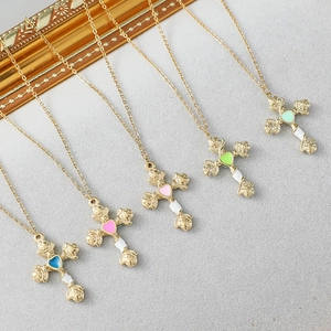 Goldene Kreuzketten mit Rosen-Gravur und bunten Herz-Emaille-Anhängern im 5er-Set