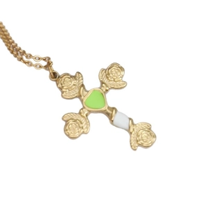 Goldene Kreuzhalskette mit Rosenblüten-Details und grünem Emaille-Dreieck im Zentrum