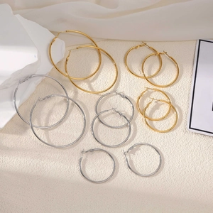 Minimalistische Creolen aus Edelstahl in Gold und Silber, Set in verschiedenen Größen