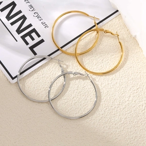 Poliertes Gold- und Silber-Creolen-Set aus Edelstahl auf ästhetischem Hintergrund